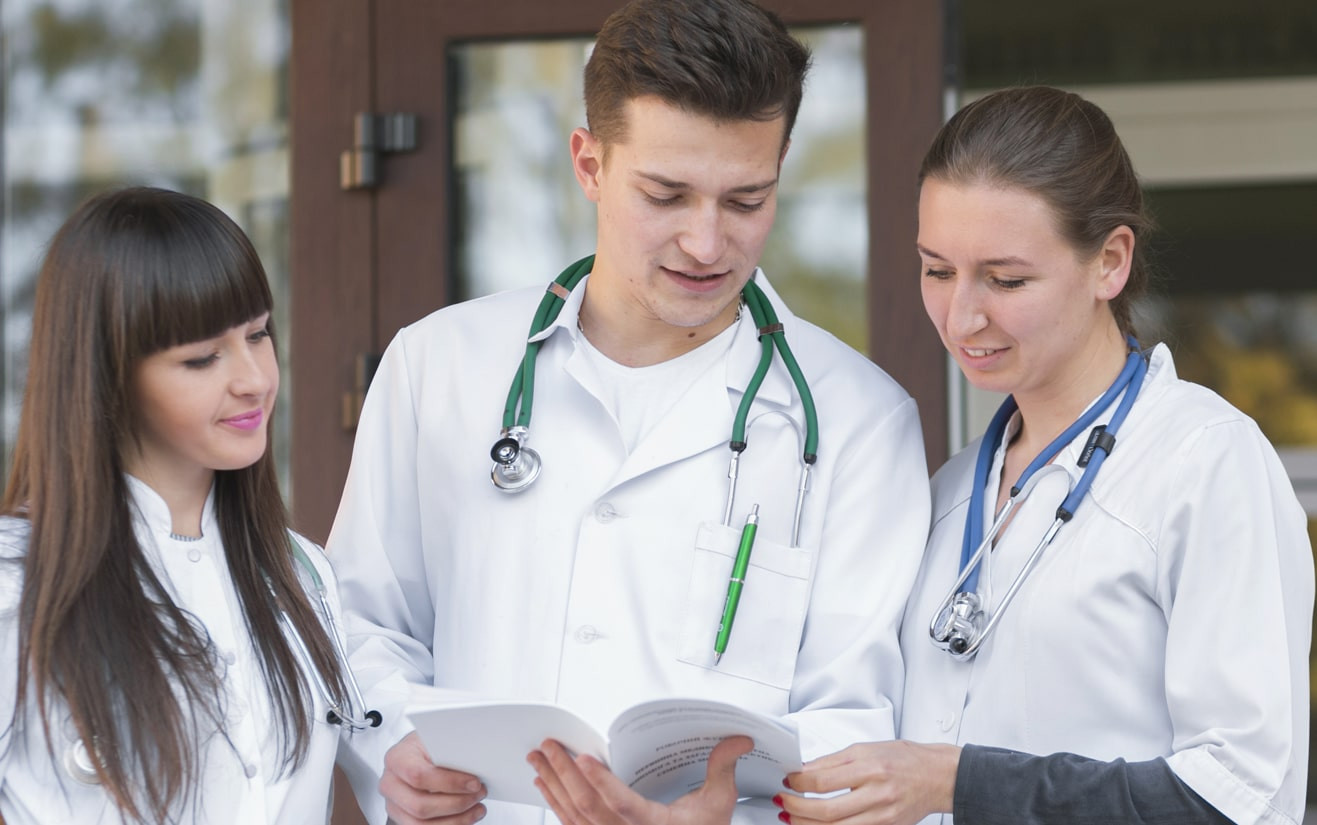3-doctors-reading_2