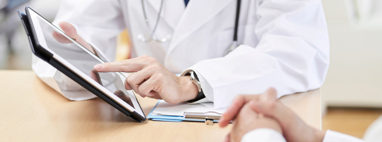 diagnosis-process-tablet-showing-doctor-explaining-patient